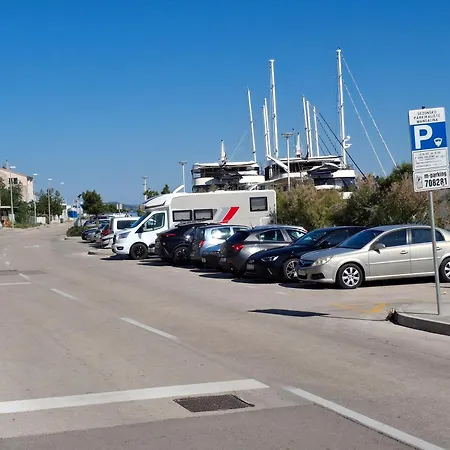 Nautica-free Parking *